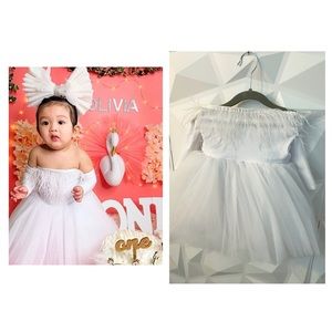 Off the shoulders white gown Princess dress